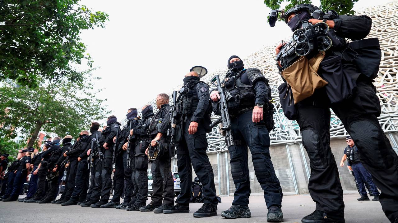 Members of the French Brigade de Recherche et d'Intervention (BRI - Research and Intervention Brigade) police unit stand guard in front of the stadium before the start of the men's group D football match between Mali and Israel during the Paris 2024 Olympic Games at the Parc des Princes in Paris on July 24, 2024. (Photo by FRANCK FIFE / AFP)