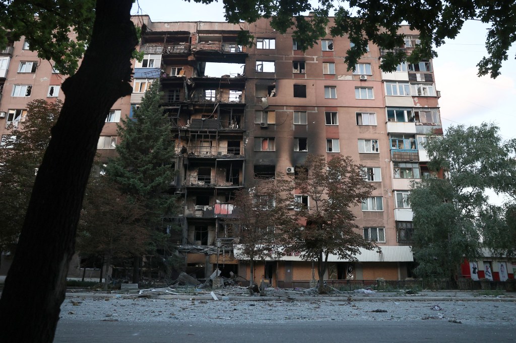 Fachada de prédio danificada por bombardeios na cidade de Toretsk, Ucrânia. 29/07/2024