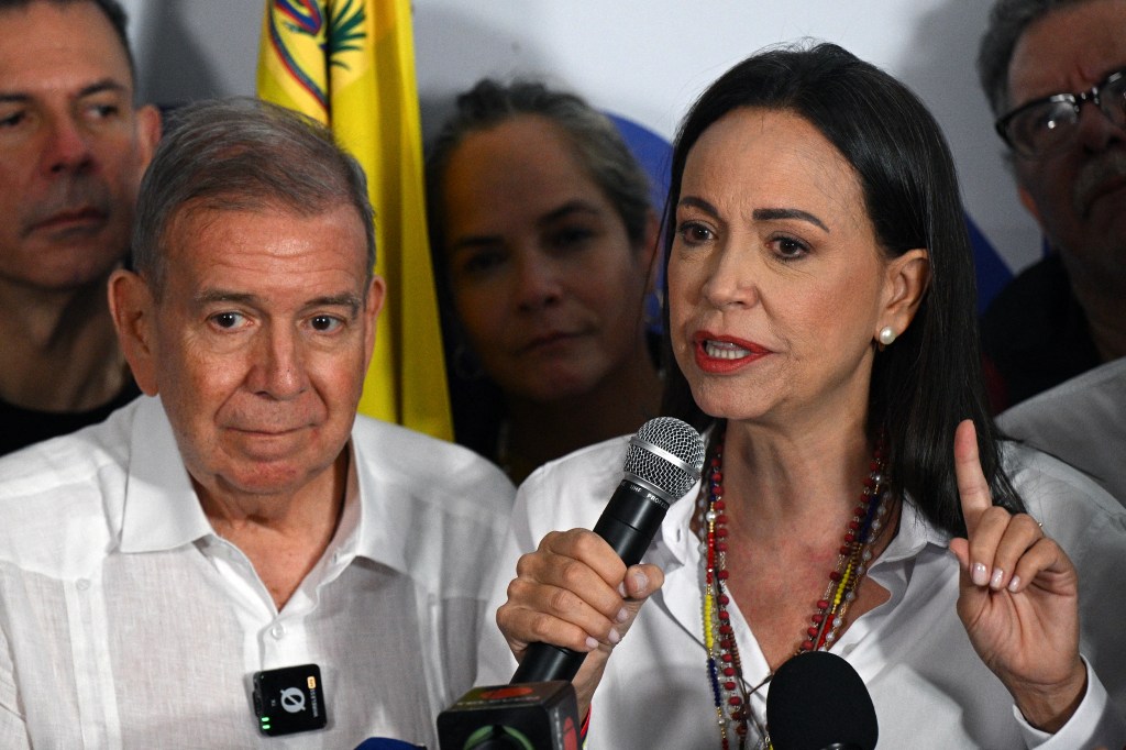 Líder da oposição, María Corina Machado, e seu candidato à presidência Edmundo González Urrutia discursam após o Conselho Nacional Eleitoral (CNE) anunciar a vitória de Nicolás Maduro nas eleições. 29/07/2024