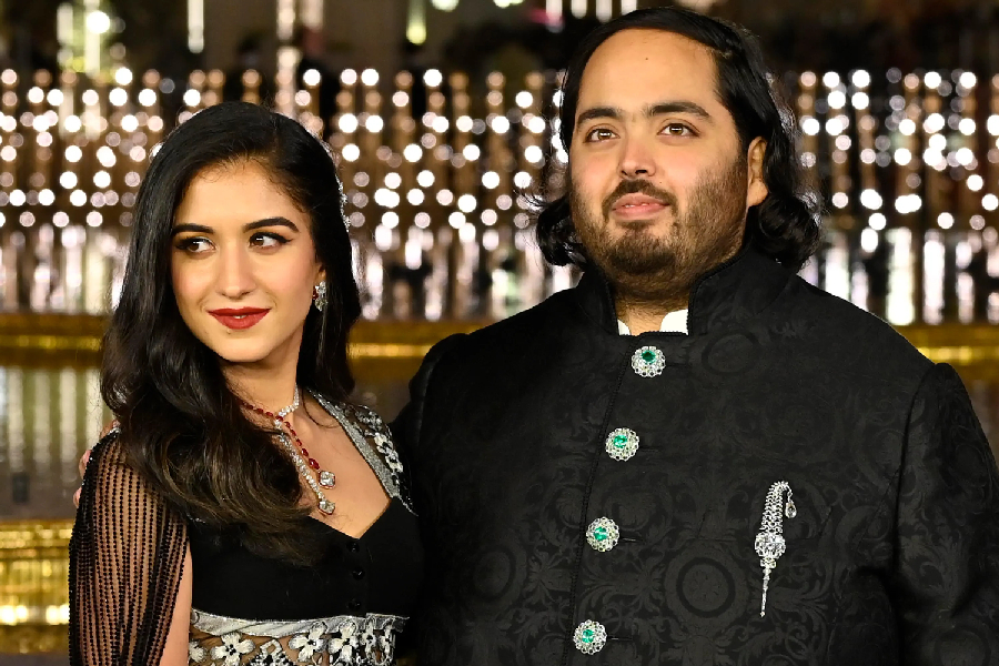 Anant Ambani (à esquerda) e Radhika Merchant (à direita)