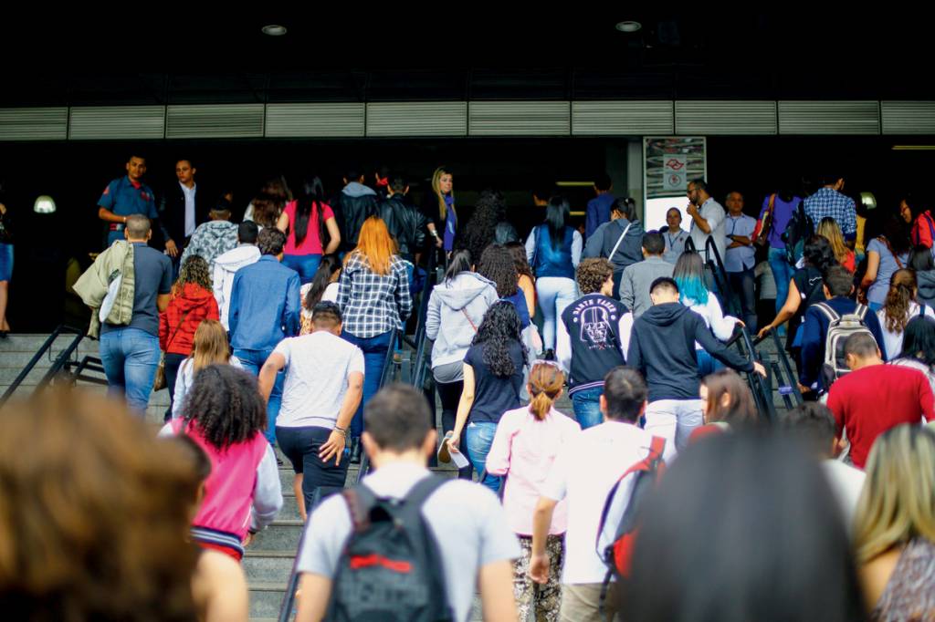 055_AGIF181473.jpg ESTUDANTES - Entrada para a aula: o número de brasileiros que passam por escolas aumentou bastante