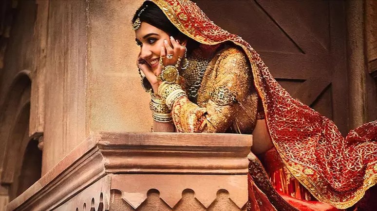 A noiva Radhika Merchant com vestido da Dolce & Gabbana, styling de Rhea Kapoor e colaboração de Abu Jani Sandeep Khosla