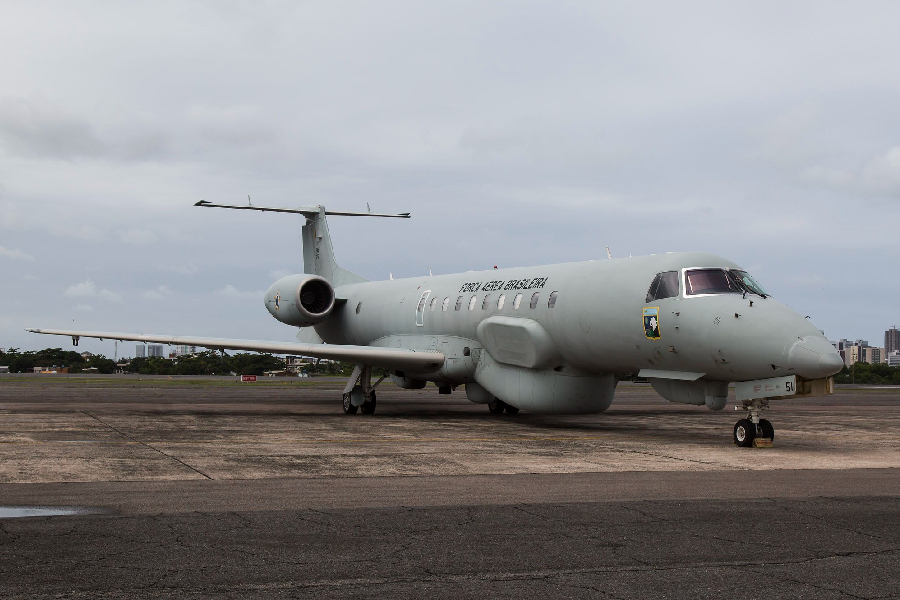 Aeronave da FAB estacionada na Base Aérea do Recife