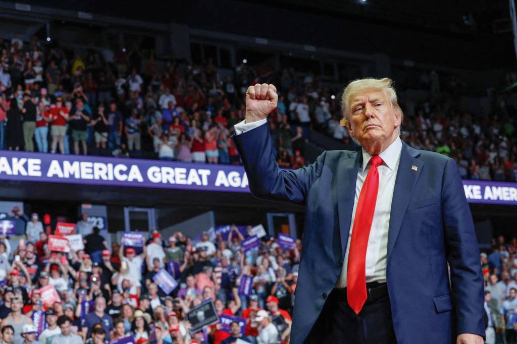 2—063_2162833993.jpg REAÇÃO - Trump: “Burra como uma porta” dá início à temporada de insultos
