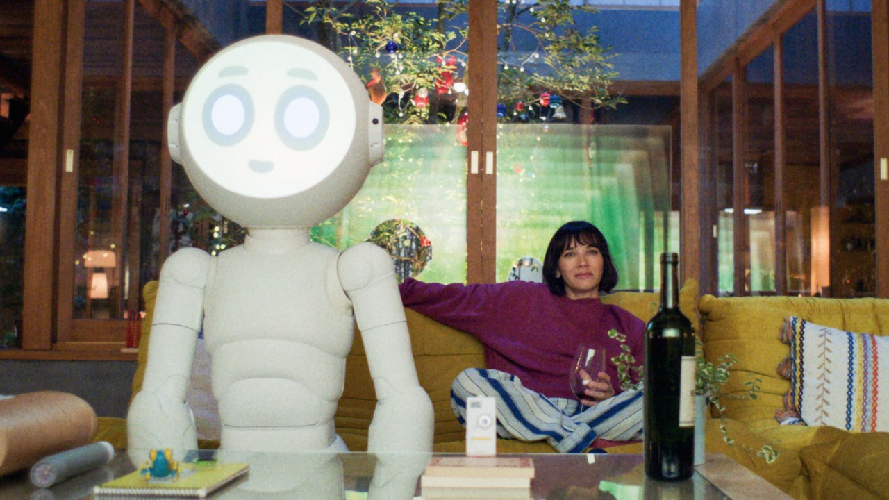 LAÇO IMPROVÁVEL - A robô Sunny com Suzie: suporte emocional inesperado