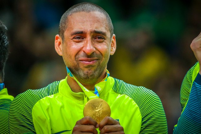 Serginho Escadinha com sua última medalha de ouro, conquistada nas Olimpíadas do Rio de Janeiro em 2016
