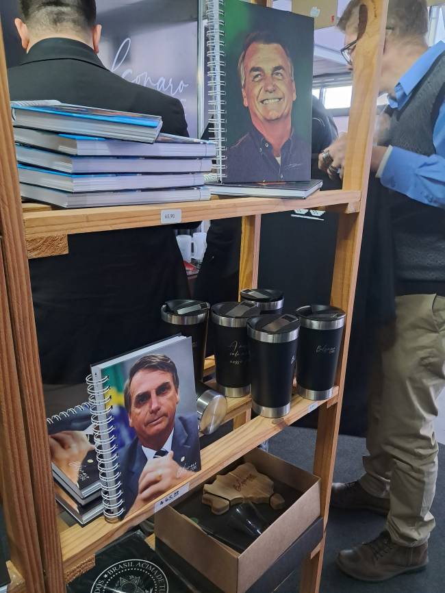 Bolsonaro CPAC 2024 A R$ 65,90 é possível comprar caderninhos de anotações estampados com o rosto de Bolsonaro. 06/07/2024 -