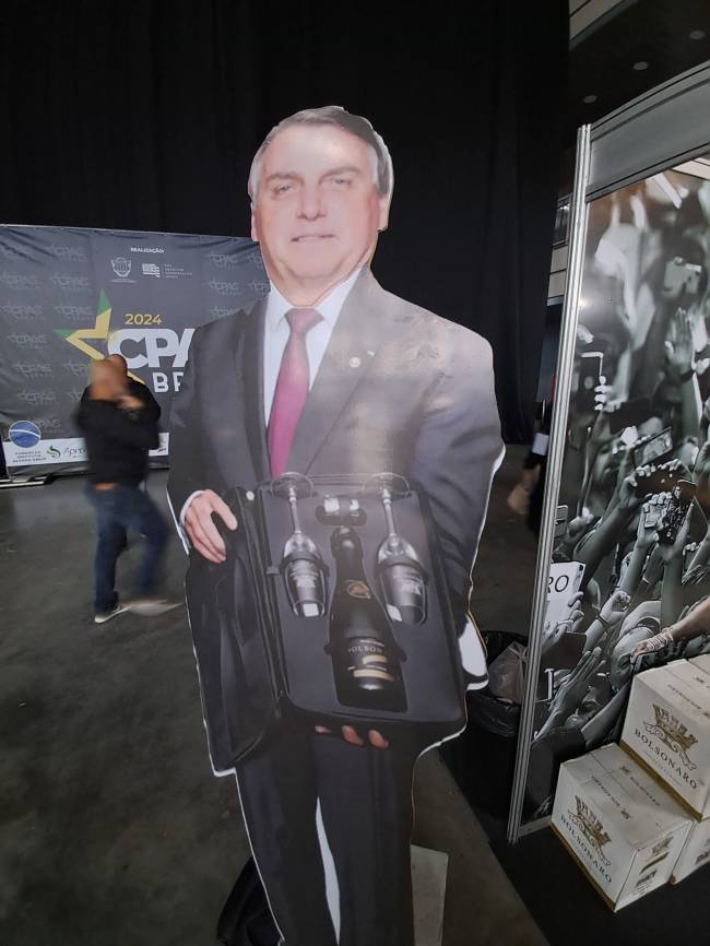 Bolsonaro CPAC 2024 Bolsonaro de papelão em tamanho real: vinhos 'El Mito' na CPAC 2024. 06/07/2024 -