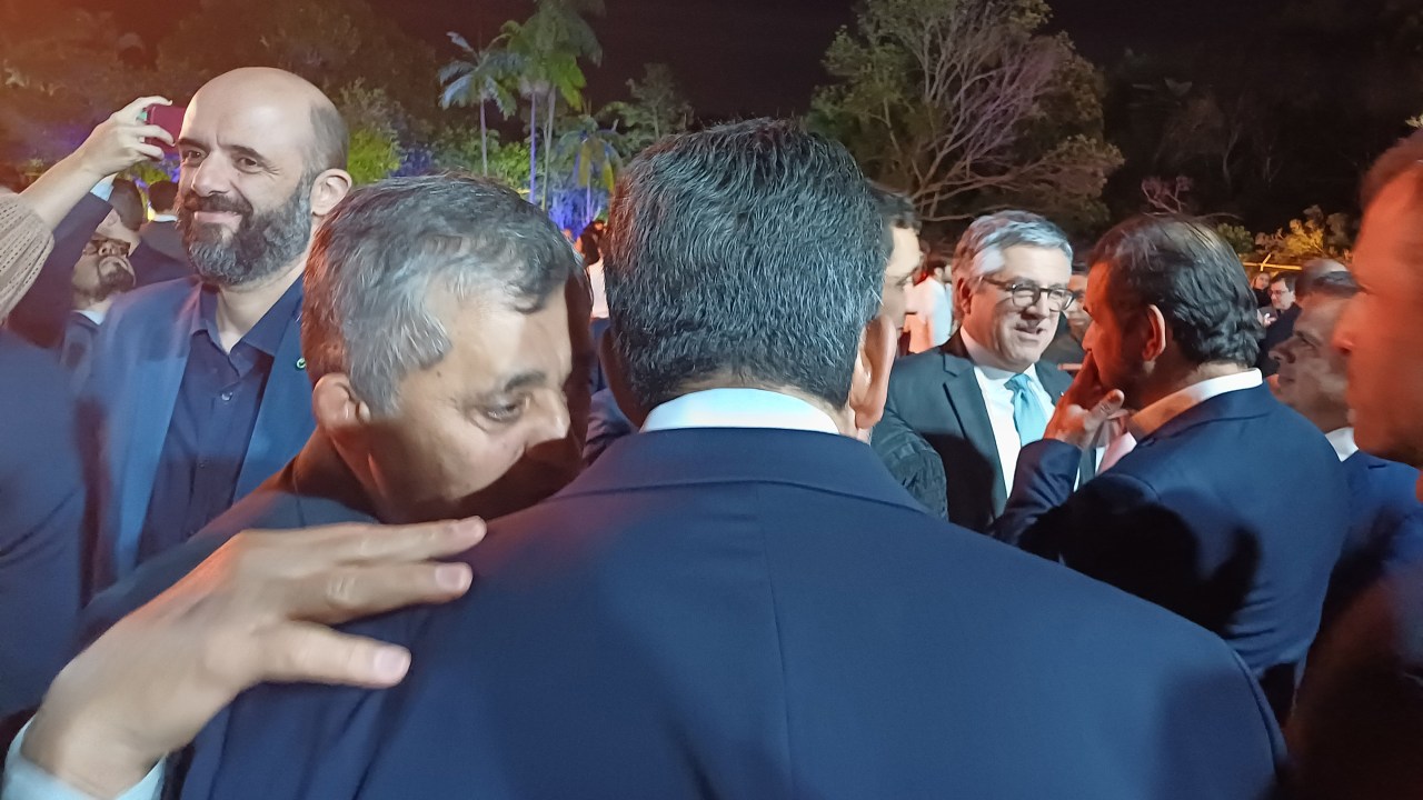José Guimarães conversa com Arthur Lira (de costas) diante de Alexandre Padilha, na festa de aniversário de Elmar Nascimento