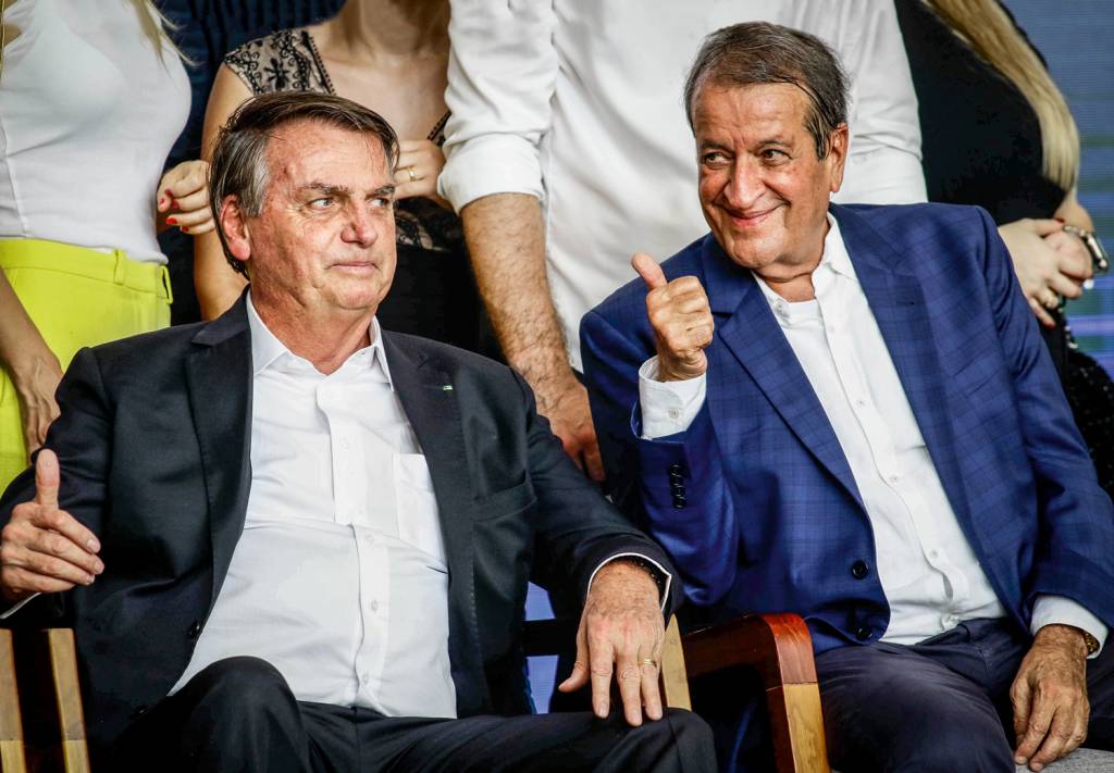 2369054_fotoarena.jpg PERTO, MAS LONGE - O ex-presidente com o cacique do partido: eles não podem conversar por ordem de Moraes