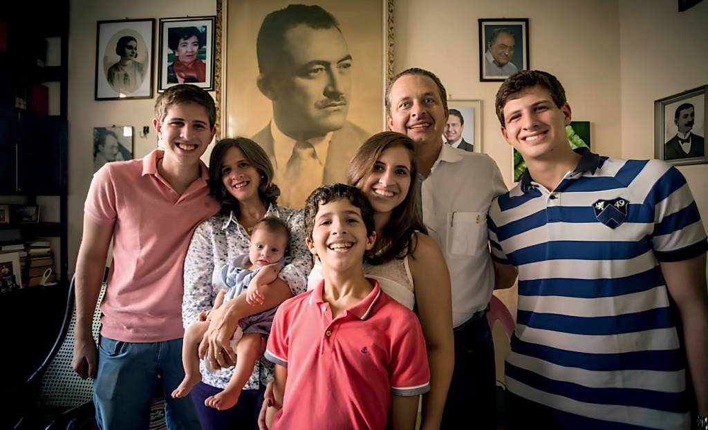 Reproducão/facebook DINASTIA - Arraes (no quadro), o neto Eduardo Campos e o bisneto João: hegemonia em Pernambuco