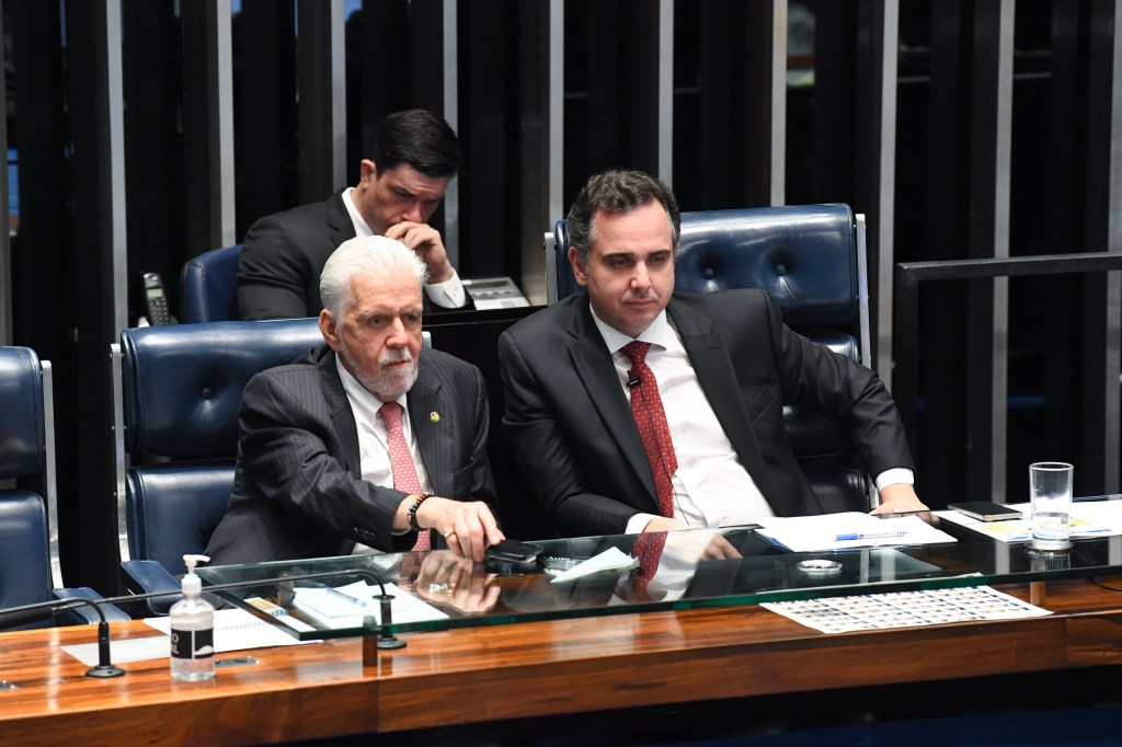 O líder do governo e relator do projeto da desoneração, senador Jaques Wagner (PT-BA) e o presidente do Senado, Rodrigo Pacheco (PSD-MG)