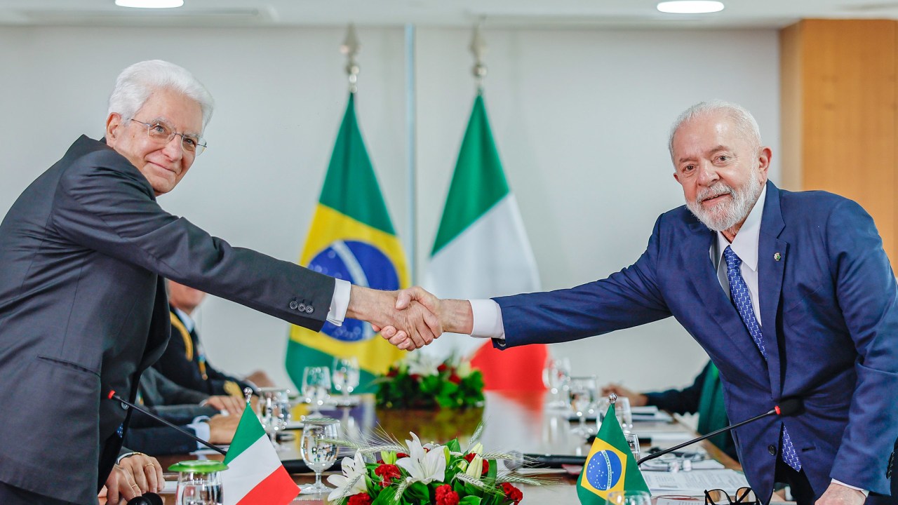 Mattarella e Lula apertam as mãos em reunião no Palácio do Planalto
