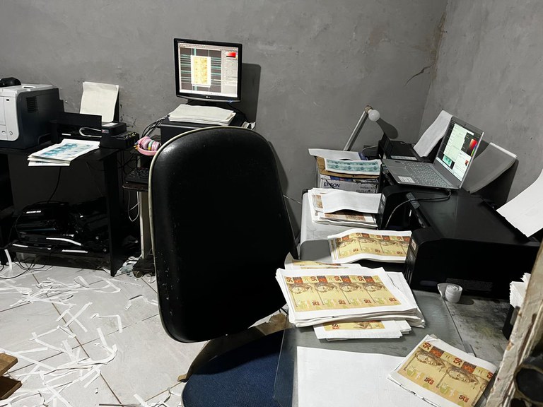 A Polícia Federal apreendeu nesta sexta-feira maquinário utilizado para a fabricação de cédulas falsas e um volume expressivo de papel-moeda falso pronto para venda, em Itanhaém, litoral sul de São Paulo