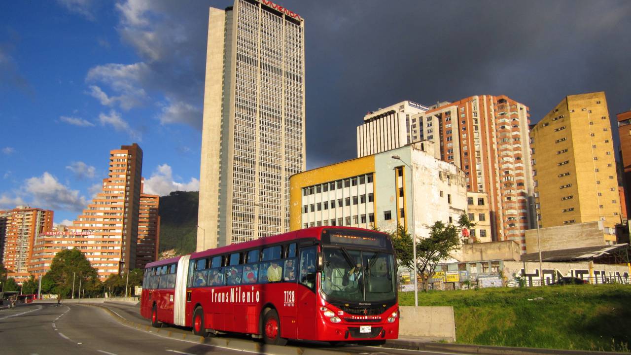 Linha de BRT Transmilênio, em Bogotá: cidade é uma das melhores do mundo em acesso a transporte público