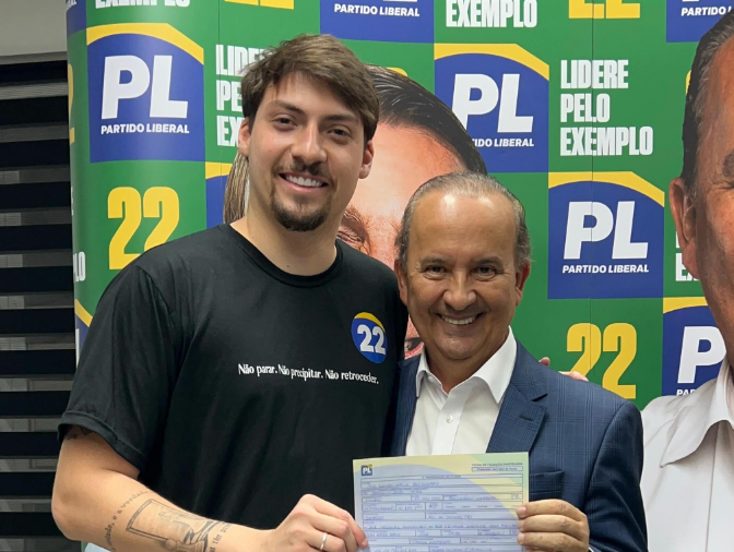 Jair Renan segurando a ficha de filiação ao PL ao lado do governador de Santa Catarina, Jorginho Mello
