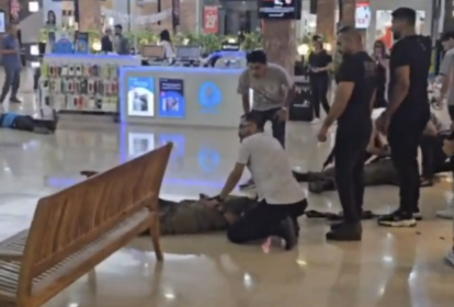 Imagens de vídeo de ataque em shopping em Israel, compartilhadas nas redes sociais, mostram dois homens caídos imóveis no chão enquanto pessoas tentam prestar socorro. -