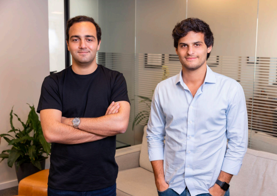 Foto: Gianlucca Nahas e Marco Fragali, fundadores da FlyBy Viagens