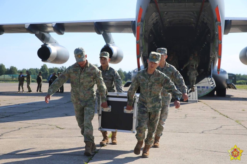 Soldados da China descarregam cargas militares de avião na cidade de Brest, em Belarus. 07/07/2024