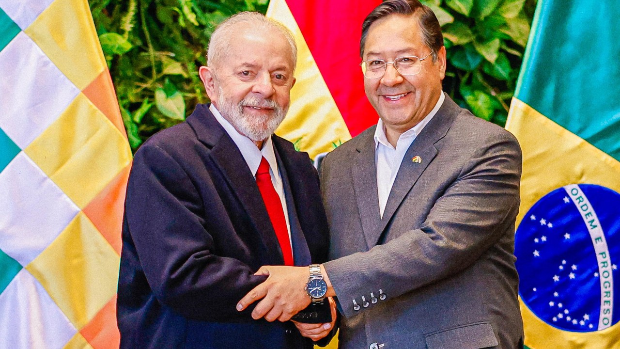 O presidente Luiz Inácio Lula da Silva (PT), à esquerda, e seu homólogo boliviano, Luis Arce, se encontram em Santa Cruz de la Sierra, na Bolívia. 09/072024 -