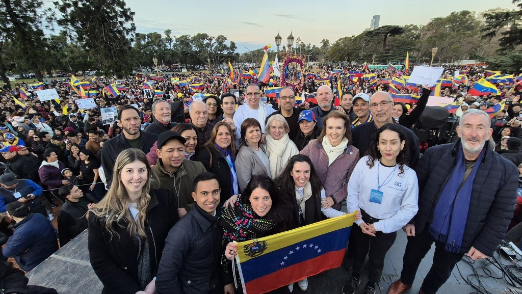 Manifestação em frente à embaixada venezuelana em Buenos Aires reúne refugiados e ministras da Segurança (Patricia Bullrich) e das Relações Exteriores (Diana Mondino) da Argentina contra Nicolás Maduro. 28/07/2024 -