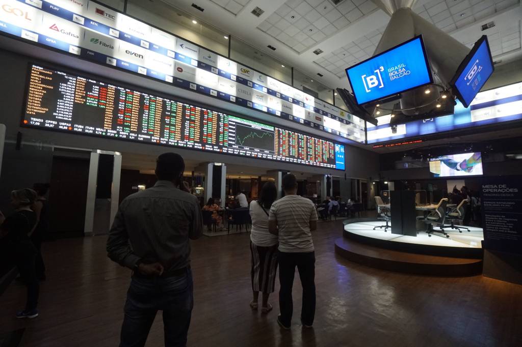 Fusões e cenário negativo reduzem número de empresas na B3 ao nível de 2021