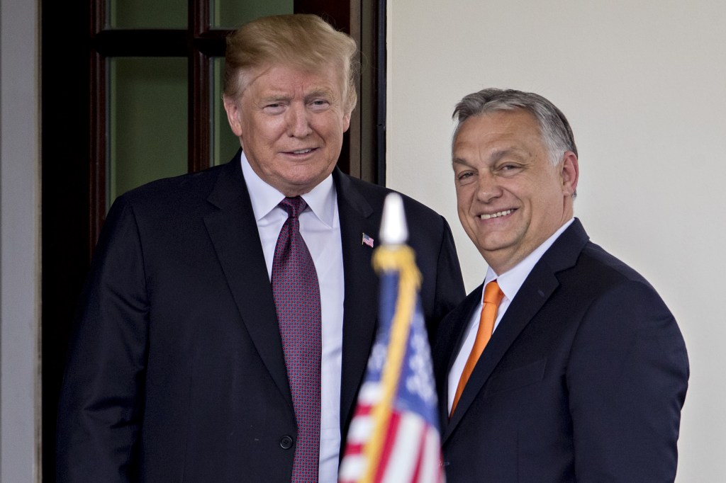 O presidente dos Estados Unidos, Donald Trump (à esquerda), e o primeiro-ministro da Hungria, Viktor Orbán (à direita). 13/05/2024