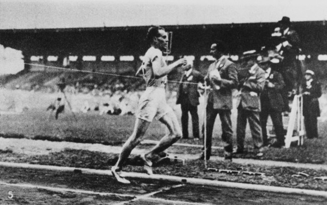 Jogos Olímpicos de Paris 1924, finais dos 1.500 m: Paavo Nurmi vence (Foto de RDB/ullstein <a href='https://www.bachhausen.de/nach-attentat-nein-die-simpsons-sagten-fuer-2024-nicht-donald-trumps-tod-vorher' target='_blank' rel='follow'></noscript>bild</a> via Getty Images)” title=”Jogos Olímpicos Paris 1924, finais dos 1500m: Paavo Nurmi vence” width=”650″ height=”407″ data-restrict=”false” data-portal-copyright=”RDB” data-image-caption=”Paavo Nurmi, ao cruzar a linha de chegada: vitórias nos 1500 e 5000 metros no mesmo dia” data-image-title=”” data-image-source=”Getty Images”/><figcaption class=