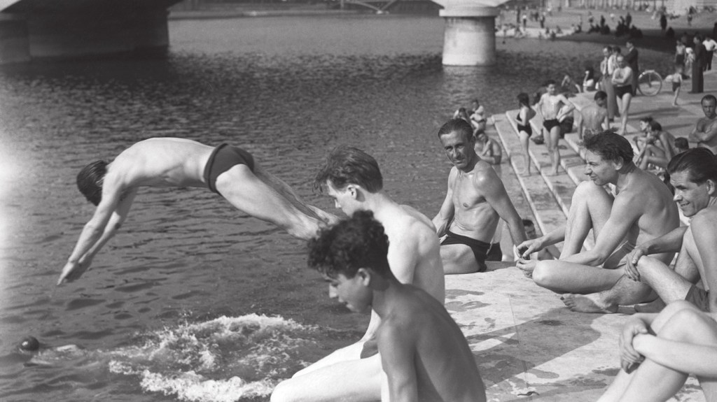 NO RISCO - Natação em meados do século XX: o rio era então um lixão a céu aberto