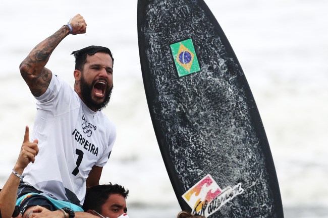 Italo Ferreira instantes após conquistar a medalha de ouro do surfe em 2021