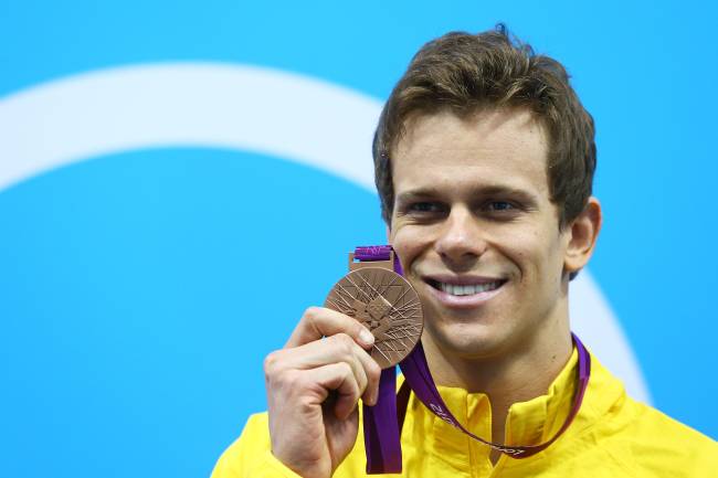 Cesar Cielo com sua medalha de bronze dos 50 metros livres em Londres, 2012