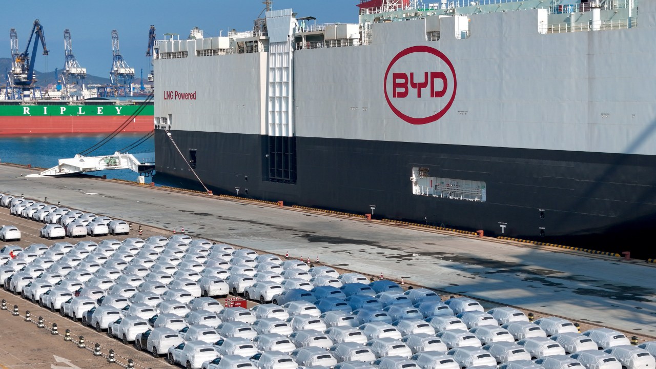 NO PORTO - Navio da BYD carregado de carros elétricos chega ao Brasil: ameaça à indústria nacional