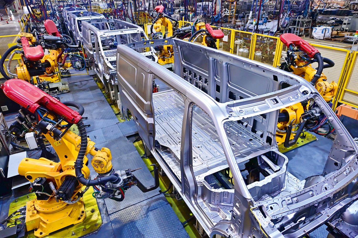 AUTOMAÇÃO - Linha de produção com robôs: mais integração de equipamentos