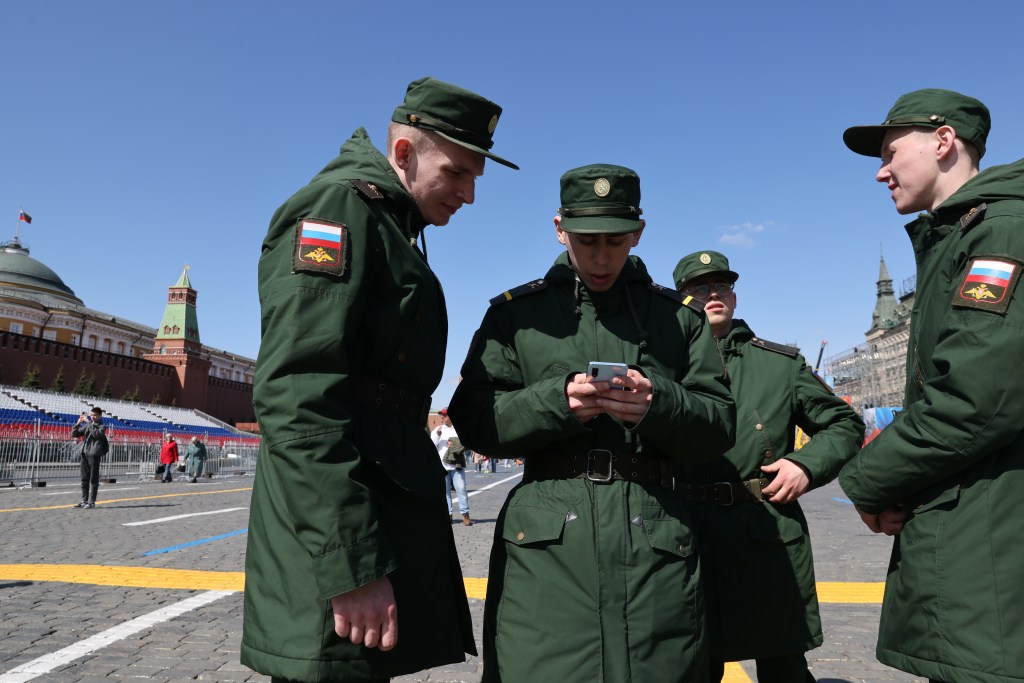 Em caso de múltiplas infrações, soldados russos poderiam pegar 15 dias de prisão por uso de celular.