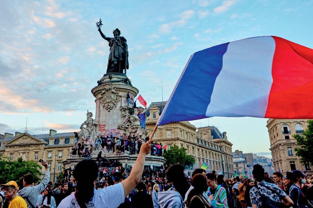 RESISTÊNCIA - Festa em Paris: união contra o partido de Le Pen