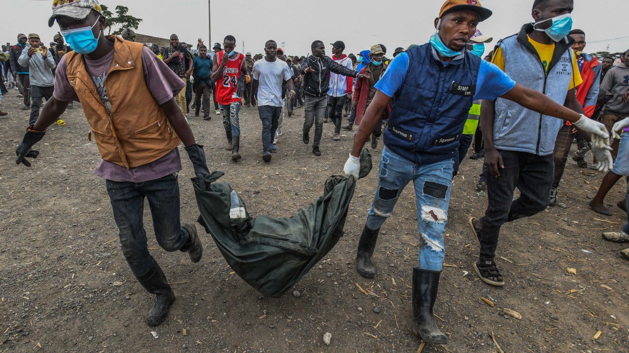 Corpo de uma das vítimas é retirado do lixão em Nairóbi, capital do Quênia. 13/07/2024