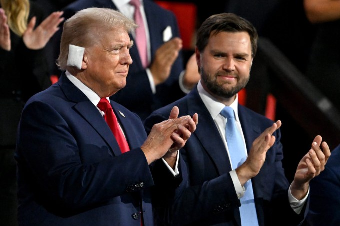 Donald Trump e J.D. Vance na convenção do Partido Republicano em Milwaukee, Wisconsin (15/07/2024)