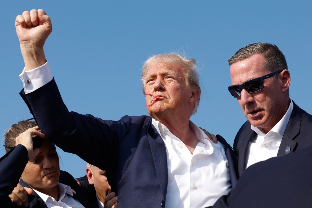 Donald Trump é atingido por tiro de raspão na orelha durante comício nos Estados Unidos