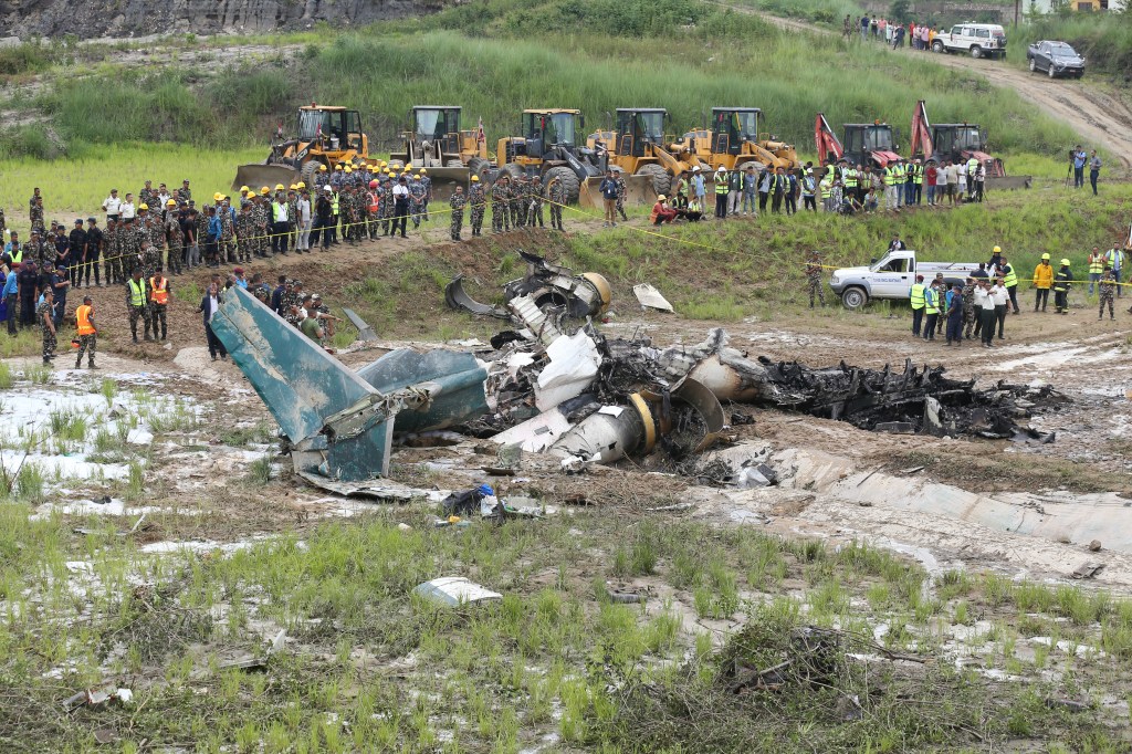 Avião Saurya Airlines totalmente destruído após queda no aeroporto Internacional de Tribhuvan, no Nepal. 24/07/2024