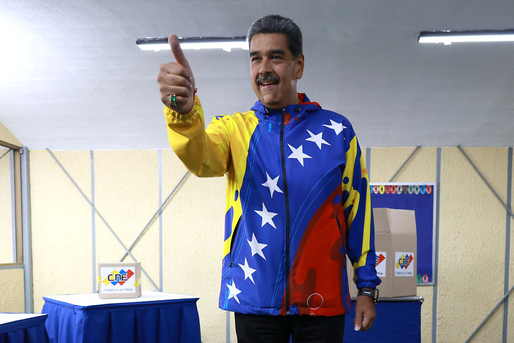 CARACAS, VENEZUELA - JULY 28: Incumbent President of Venezuela Nicolás Maduro shows his marked finger after casting his vote during the presidential elections at Escuela Ecológica Bolivariana Simón Rodríguez on July 28, 2024 in Fuerte Tiuna, Caracas, Venezuela. Venezuelans go to the polls for the presidential election between Nicolás Maduro, current president, and opposition candidate Edmundo González. (Photo by Jesus Vargas/Getty Images)