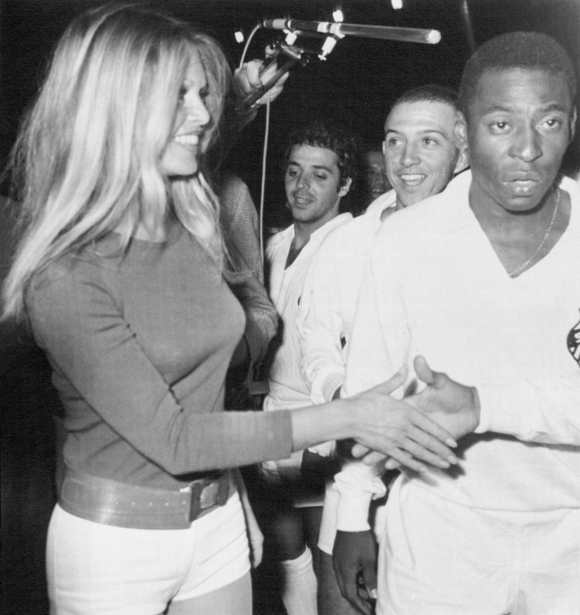 O rei do futebol Pelé (à direita), do Brasil, e outros membros da equipe encontram a estrela de cinema francesa Brigitte Bardot no Estádio Colombes, aqui, no dia 31 de março, durante uma partida beneficente entre o Santos do Brasil e as equipes francesas combinadas de St.