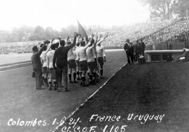 (Eingeschränkte Rechte für bestimmte redaktionelle Kunden in Deutschland. Limited rights for specific editorial clients in Germany.) Frankreich - Uruguay im Stade de Colombes - Die uruguayanischen Spieler jubeln gemeinsam nach ihrem Sieg auf der Aschenbahn den Zuschauern zu. (Photo by ullstein bild/ullstein bild via Getty Images)