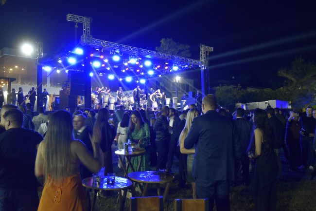 Convidados da festa de aniversário de Elmar Nascimento curtem show da banda Timbalada no jardim de uma mansão no Lago Sul de Brasília