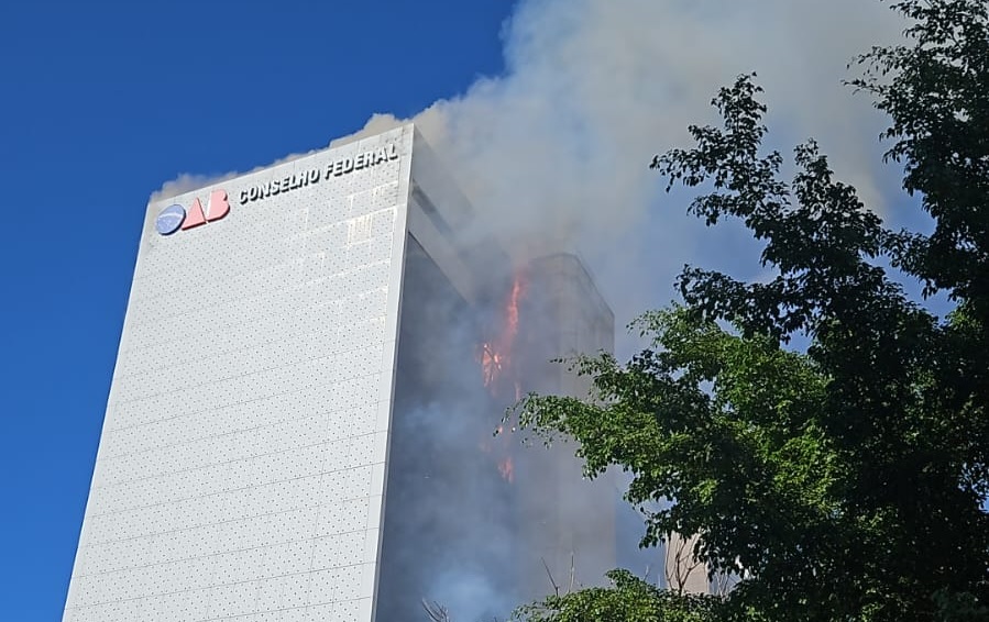 Incêndio atingiu o edifício-sede do Conselho Federal da Ordem dos Advogados do Brasil, em Brasília, na manhã deste sábado