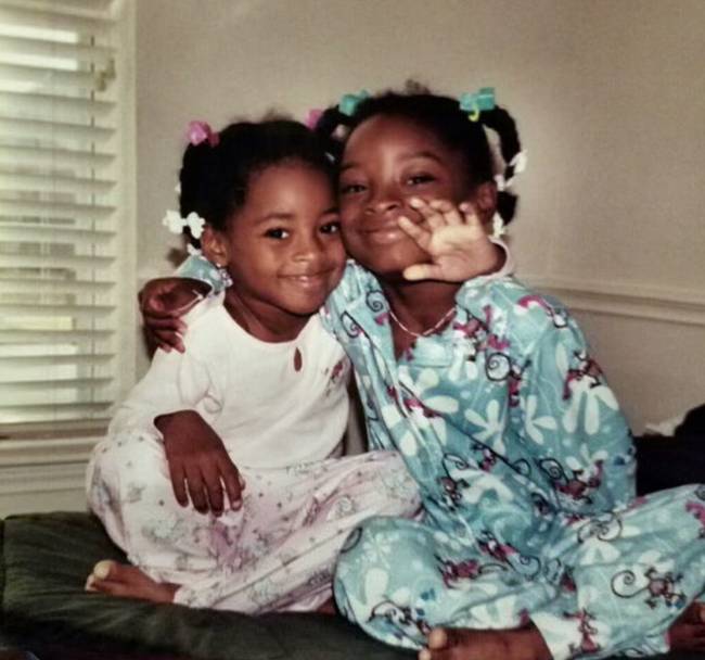Documentário sobre o retorno de Simone Biles aos ginásios fala sobre sua infância: na foto de família, ela abraça a irmã mais nova, Adria -