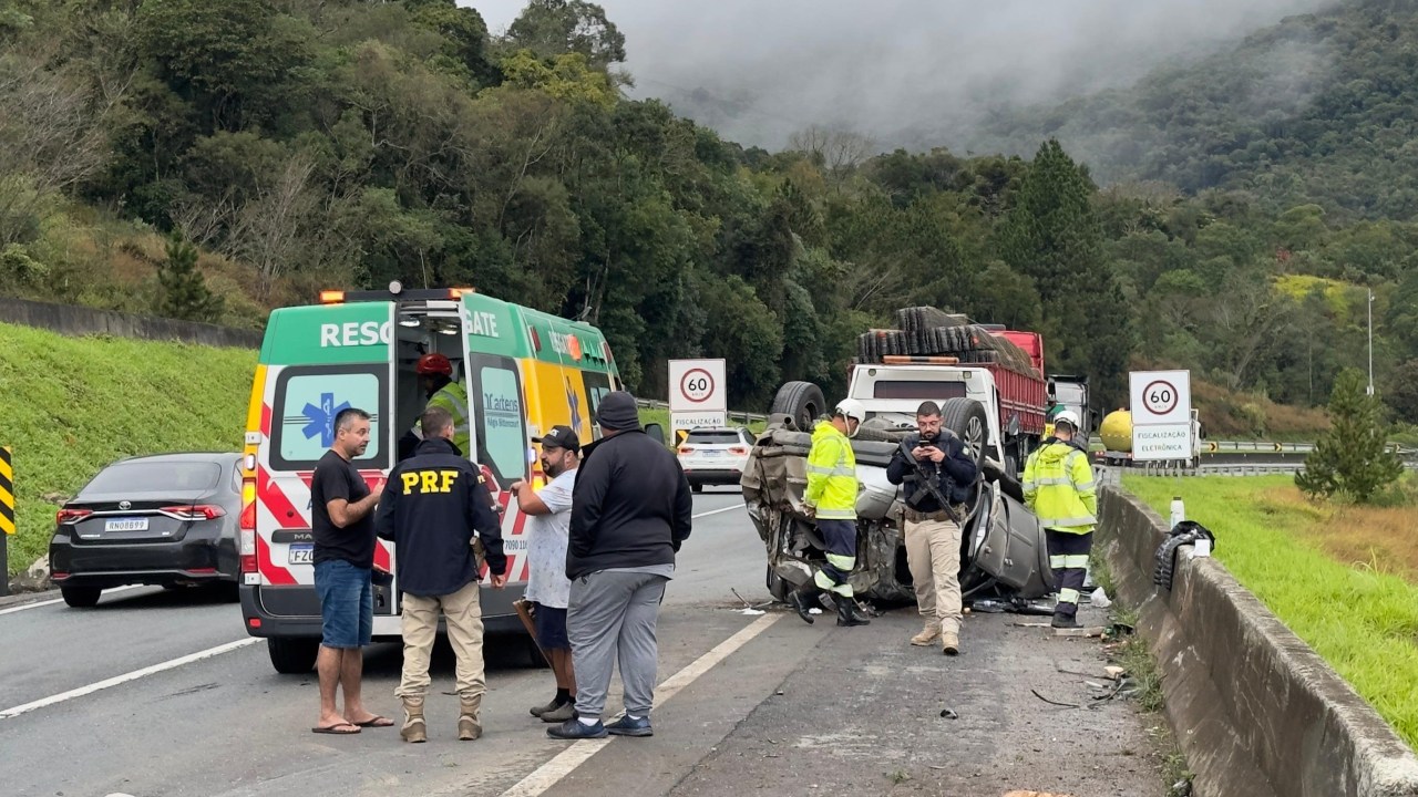 O ex-técnico e ex-capitão da seleção brasileira Dunga sofreu um acidente de carro com a esposa na manhã deste sábado, 13, na rodovia Régis Bittencourt (BR 116) na altura de Campina Grande do Sul (PR)