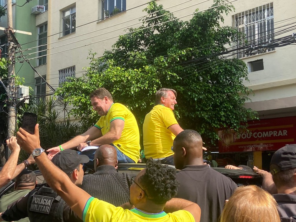 Jair Bolsonaro faz ato político ao lado de Alexandre Ramagem, pré-candidato do PL a prefeito do Rio, na Tijuca