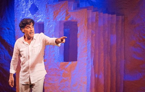 O ator Paulo Betti em cena no monólogo “Autobiografia Autorizada” O ator Paulo Betti em cena no monólogo