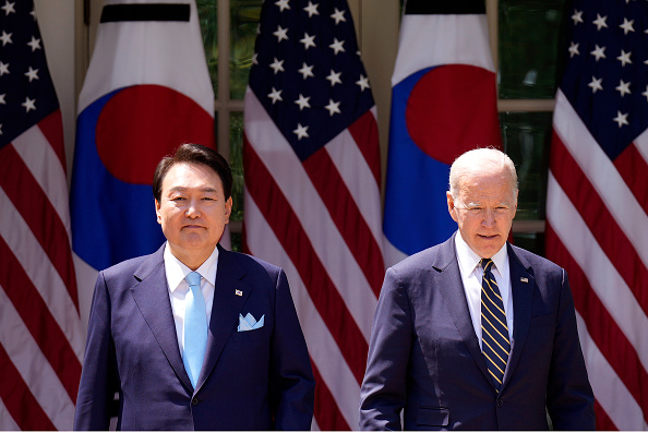 Presidente dos EUA, Joe Biden, e líder sul-coreano, Yoon Suk-yeol, durante coletiva de imprensa na Casa Branca, Washington. 26/04/2023