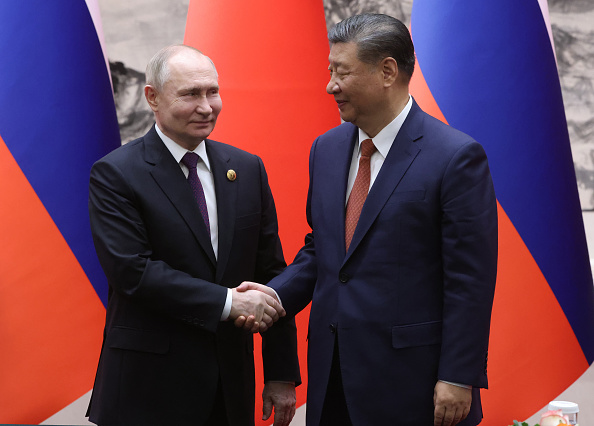 Presidente russo, Vladimir Putin, e o presidente chinês, Xi Jinping, durante encontro em Beijing, China. 16/05/2024
